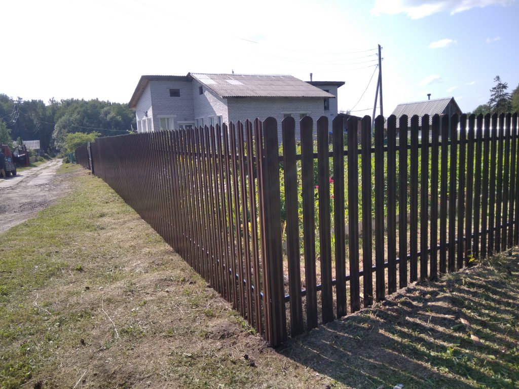 Забор штакетник металлический